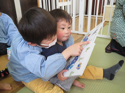 本を読んでいる様子