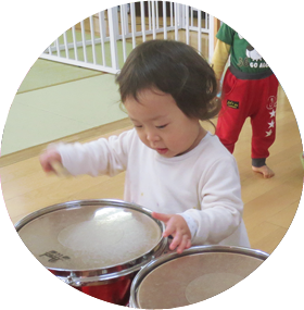 たいこを叩く園児