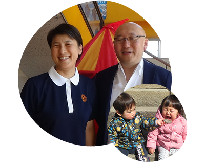 園長先生と副園長先生、寄り添う園児