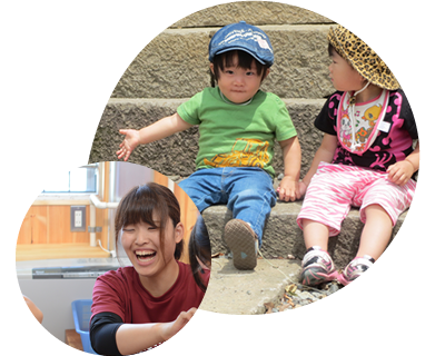 笑顔の園児と先生